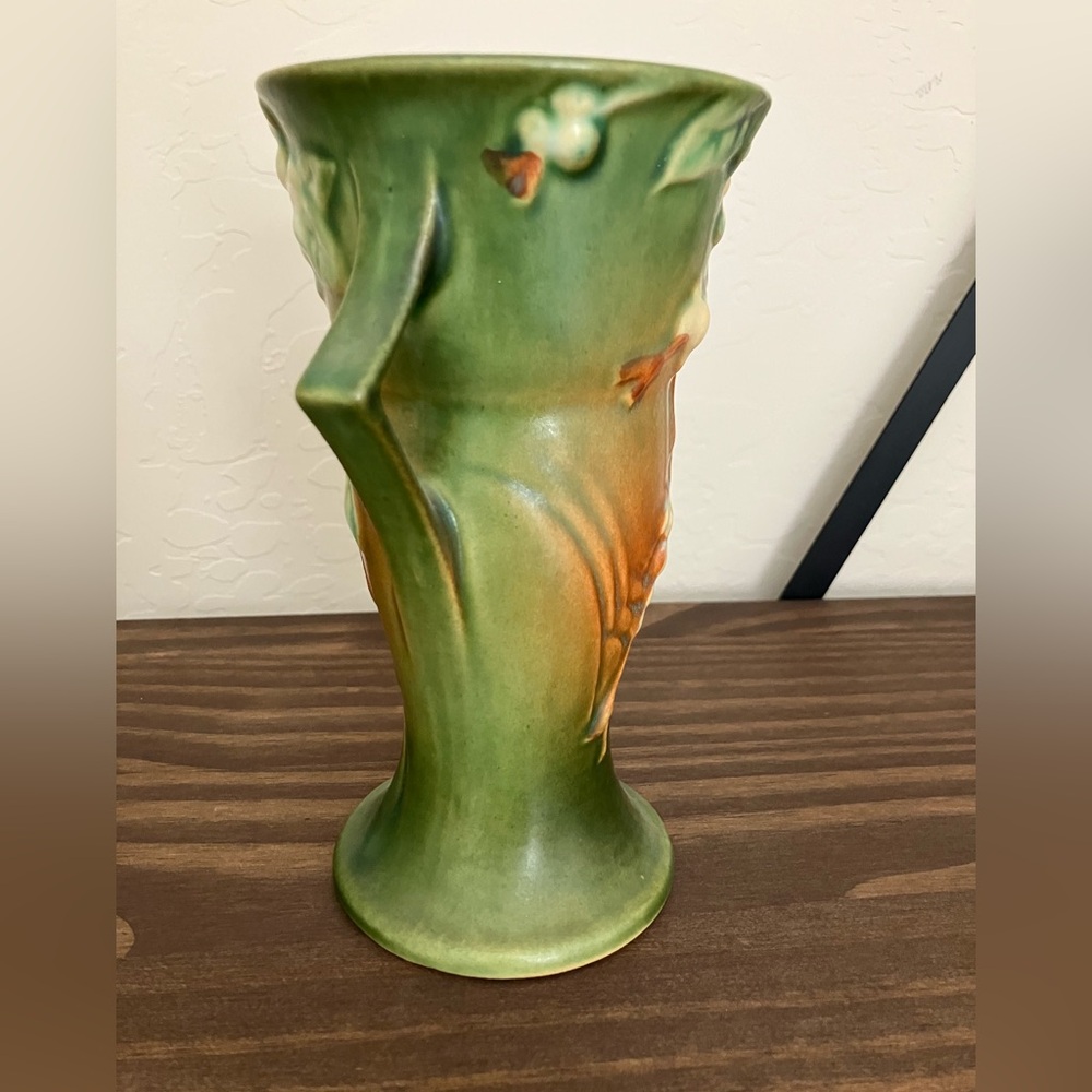 Vintage Roseville Pottery Snowberry Green Vase. Roseville mark and IV-6 on base. - Picture 4 of 6